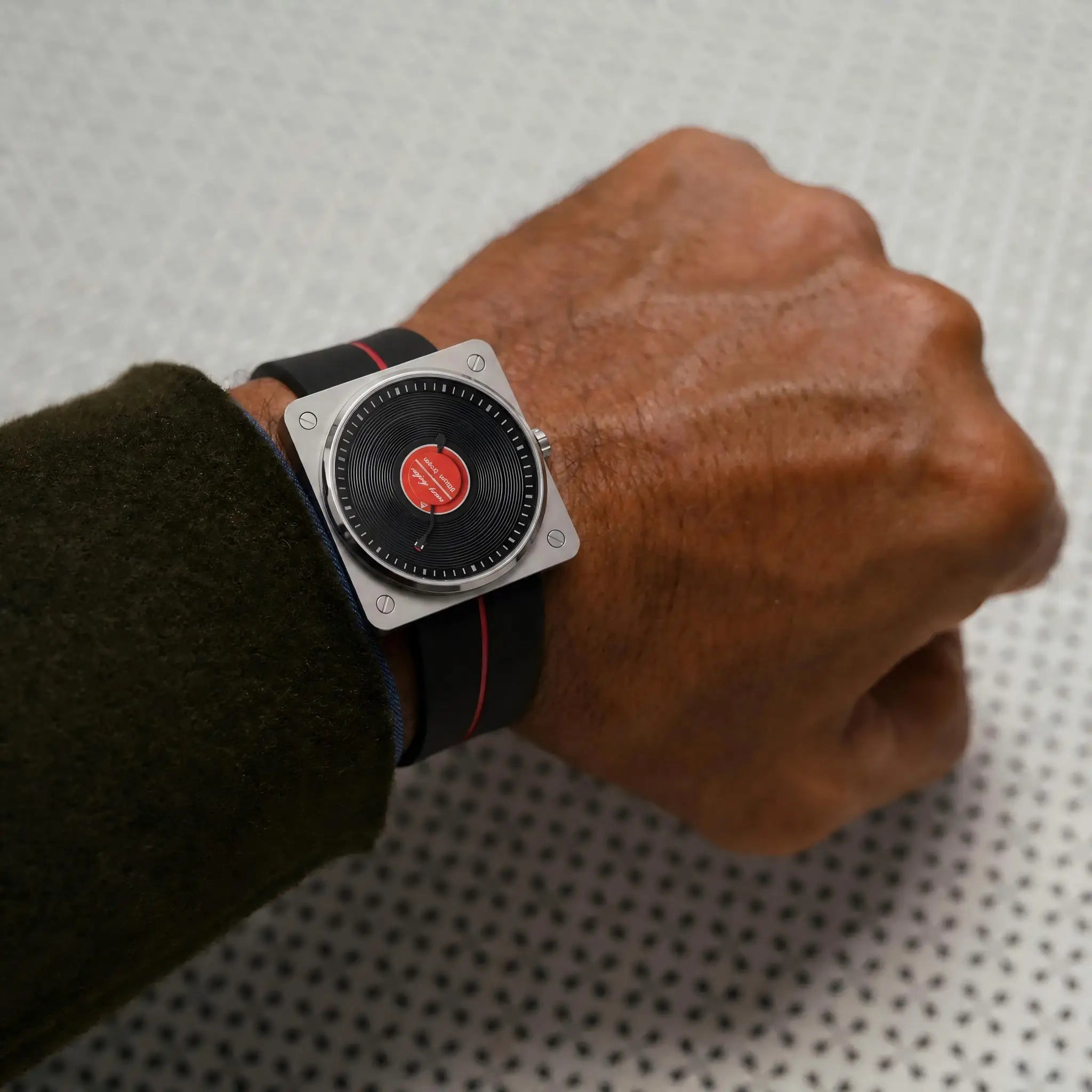 SKU Vinyl Record Quartz Watch – Vintage Luminous Dial, Classic Design