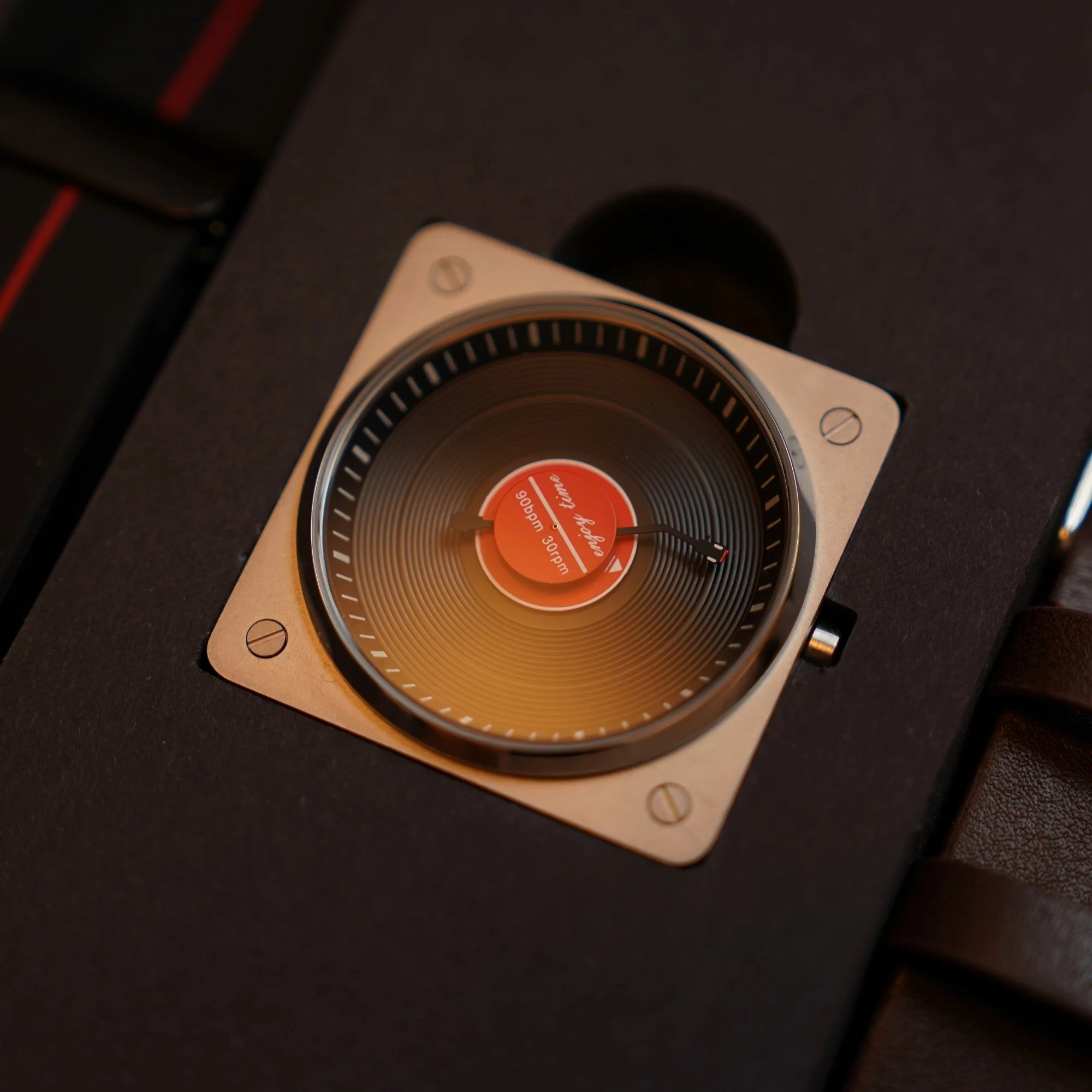 SKU Vinyl Record Quartz Watch – Vintage Luminous Dial, Classic Design