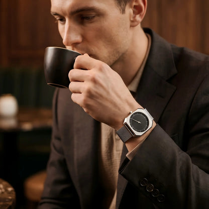 Vintage Slow Quartz Watch – Luxury Style, Unique Design